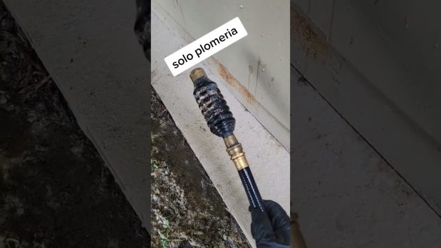 Atasco en arqueta por caída de escombros de obra en Las Palmas